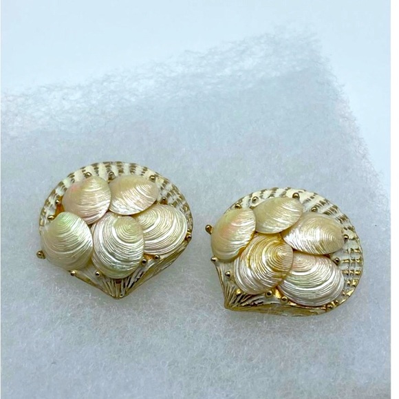 Coro Jewelry - 1950’s vintage Coro big clip shell earrings.